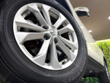 【純正アルミホイール】外観にマッチした純正アルミホイールを装着しております。各種社外アルミホイールや、スタッドレスタイヤも取扱いしております。是非ご相談ください♪