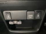 前席の左右別々のシートヒータースイッチが付いています。HiとLoの2段階で温度設定ができます。スイッチの間にはアクセサリーソケットと下にはETCがついており、高速道路の料金所の通過も楽々です!。