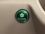 エンジンやエアコンなどクルマ全体の動きを燃費優先で自動制御するECONモード。空調など快適性を優先したいときは、スイッチ1つでOFFにすることも可能です。