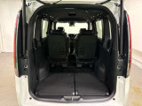 ダイブダウン式の三列目シートは床下収納でフラットなトランクフロアになります。
