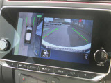 自車を真上から見下ろすように映し出すので周囲の状況が分かるアラウンドビューモニター搭載。フロントカメラとしても使用できます。車庫入れなど苦手な人の頼りになる助っ人です。