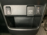 前席の左右別々のシートヒータースイッチが付いています。HiとLoの2段階で温度設定ができます。アクセサリーソケットはUSBのアダプターなどをつければ、スマホの充電にも使えます。