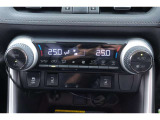 左右独立で温度コントロール出来るフロントオートエアコンです♪0.5度刻みで温度設定ができるので、運転席・助手席どちらも我慢せず快適な温度で過ごせます。