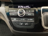 セレクトレバーの左側にプラズマクラスター付き・オートエアコンがついてますので簡単操作で快適に過ごせます。シートヒータースイッチ内蔵で前席の左右別々にHiとLoの2段階で温度設定ができます。