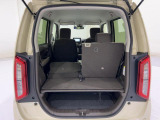 後部座席は分割可倒式で片側だけ倒しての使用状態のカーゴスペースです。