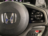 ハンドルにHondaセンシング系のクルーズコントロールやレーンキープアシストなどの操作スイッチが装備されています。ハンドルから手を離さず安全に操作できます。