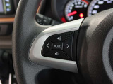 ステアリングスイッチ付き。前方から目を離すことなく操作することが可能です。