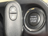 【キーレススタートシステム】カバンやポケットに入れたままでもドアの施錠・解錠が可能なスマートキーを装備。エンジンのオン・オフ時もカギを取り出す必要が無いからとっても便利です♪