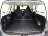 セカンドシートを倒した状態です。荷室スペースが広がります。