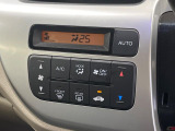 【オートエアコン】一度お好みの温度に設定すれば、車内の温度を検知し風量や温度を自動で調整。暑い&hellip;寒い&hellip;と何度もスイッチ操作をする必要はありません。快適な車内空間には必須の機能ですね♪