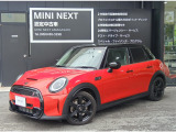 MINI COOPER SD5ドア チリレッド/ブラックルーフ!赤と黒が織りなす色合いが寄りスポーツティな印象を与えるMNI!伝統的なチリレッドにピアノブラックエクステリアを装備し、シンプルにカッコいい!!