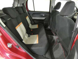 コンパクトながらリアシートもスペースをしっかり確保しています。