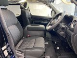 運転席も広くゆとりのある室内です