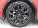 純正アルミホイールは精度が高く、走行の安定性が優れています。