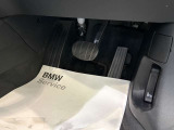 【ペダル】BMWはオルガン式アクセルペダルを採用しています。踏み込む足とペダルが同じ軌跡を描くため、かかとがずれにくく、アクセルコントロールがよりしやすくなるメリットがあります。