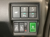 両側電動スライドドアは運転席から操作ができるよう、操作スイッチが付いています。Hondaセンシング用のVSA(ABS+TCS+横滑り抑制)解除と路外逸脱抑制機能のオンオフスイッチなどもあります。