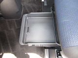 助手席下にアンダートレイ装備です