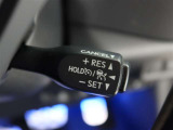 アダプティブクルーズコントロール機能付きです。走行中に先行車の様子を検知しながら、設定した車速の範囲内で先行車との距離のキープを支援します。詳細は販売店スタッフまでおたずねください。
