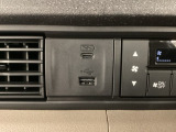エアコン操作パネルの左側に、スマートフォンなどの充電可能なUSB端子と、音源などの外部入力の可能なUSB端子がついています。移動中に充電もできるので便利です。
