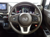 ハンドル左側にはオーディオ操作が出来るオーディオリモートコントロールスイッチ、右側にはHonda SENSINGとオートクルーズコントロールのスイッチを装備!