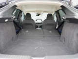 大型のスーツケースや、一般的なベビーカーが積み込める実用的な広さを備えたラゲッジルームです。後部座席を倒せばたくさんの荷物を積めるフラットなラゲッジスペースになります。