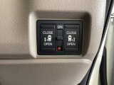 リアドアは乗り降りに便利な両側電動スライドドアです。また運転席に座っていながらスイッチ操作で自在にスライドドアを開け閉めできます。
