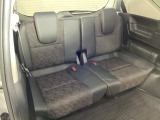 シートは座面・背もたれが布素材で、脇の部分がレザー調素材を合わせたコンビシートです。3列目シートは2列目シートがスライドするので、足元もしっかり座れるスペースが確保されています。
