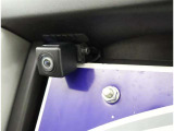 バックカメラが付いているので後方確認が非常にしやすいです。今や運転初心者も熟練者も必須装備!ついていて損はないですね♪