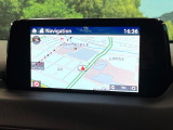 【マツダコネクトナビ】車内の雰囲気にマッチした一体型タイプのナビ。各種車輌設定やBluetooth再生等、様々な機能が楽しめます。直感的なダイヤル操作が可能で、使い勝手も良好です。