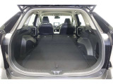 セカンドシートを倒した状態です。セカンドシートは独立可倒、荷物に合わせてラゲッジスペースをアレンジできます。