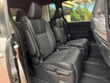 後部座席も気になるようなキズ・汚れやへたり等、大きなダメージはなく、良好な状態です。