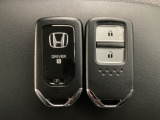 スマートキーを装備しています。鍵を差し込むことなくドアロックの開け閉めと、スタートボタン操作でのエンジンスタートができます。スペアキーも同じものを用意しております。