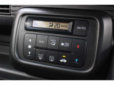 フルオートエアコンを装備しております。車内の温度設定だけでなくPM2.5にも対応した高性能集塵フィルターも装備しており車内はいつも快適空間です。