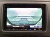 バックでの車庫入れも安心です! リアカメラが付いているバックモニター付のナビを装備しております。操作線もついており距離感も画面から確認できます。