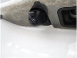 バックカメラが付いているので後方確認が非常にしやすいです。今や運転初心者も熟練者も必須装備!ついていて損はないですね♪