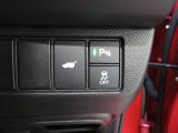 パワーテールゲートの開閉、パーキングセンサーや横滑りを防ぐVSA等のスイッチ類は運転席の右側、手の届きやすい位置にあります。