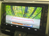 【バックカメラ】駐車時に後方がリアルタイム映像で確認できます。大型商業施設や立体駐車場での駐車時や、夜間のバック時に大活躍!運転スキルに関わらず、今や必須となった装備のひとつです!