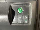 Hondaセンシング用の、VSA(ABS+TCS+横滑り抑制)解除と路外逸脱抑制機能のオンオフスイッチなどはハンドルの右側に装備しています。燃費に役立つECONボタンもここです。