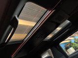 【左右独立ムーンルーフ】2列目左右席にそれぞれ配置されたガラスルーフ!日差しに合わせて片側だけシェードを閉めることも可能です!