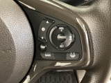 ハンドルにHondaセンシング系のクルーズコントロールやレーンキープアシストなどの操作スイッチが装備されています。ハンドルから手を離さず安全に操作できます。