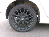 純正アルミホイールです。車にぴったりなデザインで、足元がおしゃれに♪また、スチールホイールに比べ軽いので、車の燃費も良くなりますよ!