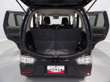 【ラゲッジスペース】広い開口部で荷物の積み降ろしがスムーズです。リヤシートを倒せばさらに広い空間になり、冬のレジャー用品もしっかり積み込めます。汚れやキズも少なく、清潔な状態です。