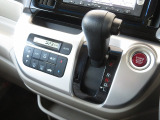 インパネシフトでフロントシートの足元もスッキリお使い頂けます!!パーキングブレーキは室内空間を有効に活用できるフットブレーキを採用♪
