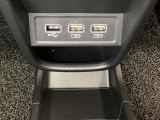 セレクトレバーの下に、スマートフォンなどの充電可能なUSB端子が2個、音源などの外部入力の可能なUSB端子が1個ついています。移動中に充電もできるので便利です。