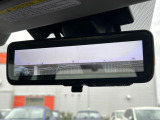 【スマートリヤビューミラー】後席の大きな荷物や同乗者で後方が確認しづらい時でも安心!カメラが撮影した車両後方の映像をルームミラー内に表示。クリアな視界で状況の確認が可能です!