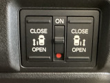 リアドアは乗り降りに便利な両側電動スライドドアです。また運転席に座っていながらスイッチ操作で自在にスライドドアを開け閉めできます。