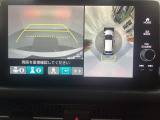 マルチビューカメラシステム搭載車です。お車の周囲を全方位でカバーします。後方・前方・両脇と、コンディションが悪い視界でもカラーモニターに映し出した映像がドライバーをサポートします。