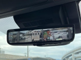 【デジタルインナーミラー】後席の大きな荷物や同乗者で後方が確認しづらい時でも安心!カメラが撮影した車両後方の映像をルームミラー内に表示。クリアな視界で状況の確認が可能です!