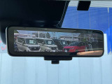 後席に同乗者がいる際の後方視界を確保するスマートルームミラーです。 もちろん電源オフ時には通常のルームミラーとして利用できます。