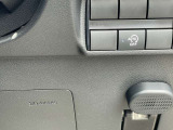 運転席には膝用のエアバックが装備されております。